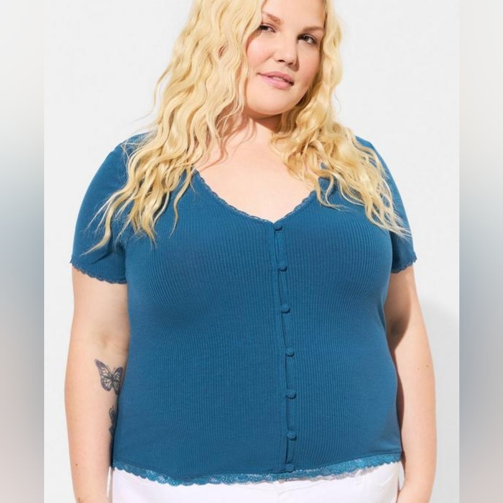 NWOT 1X Torrid Fitted Supersoft Rib V-Neck Lace Trim Button Crop Tee